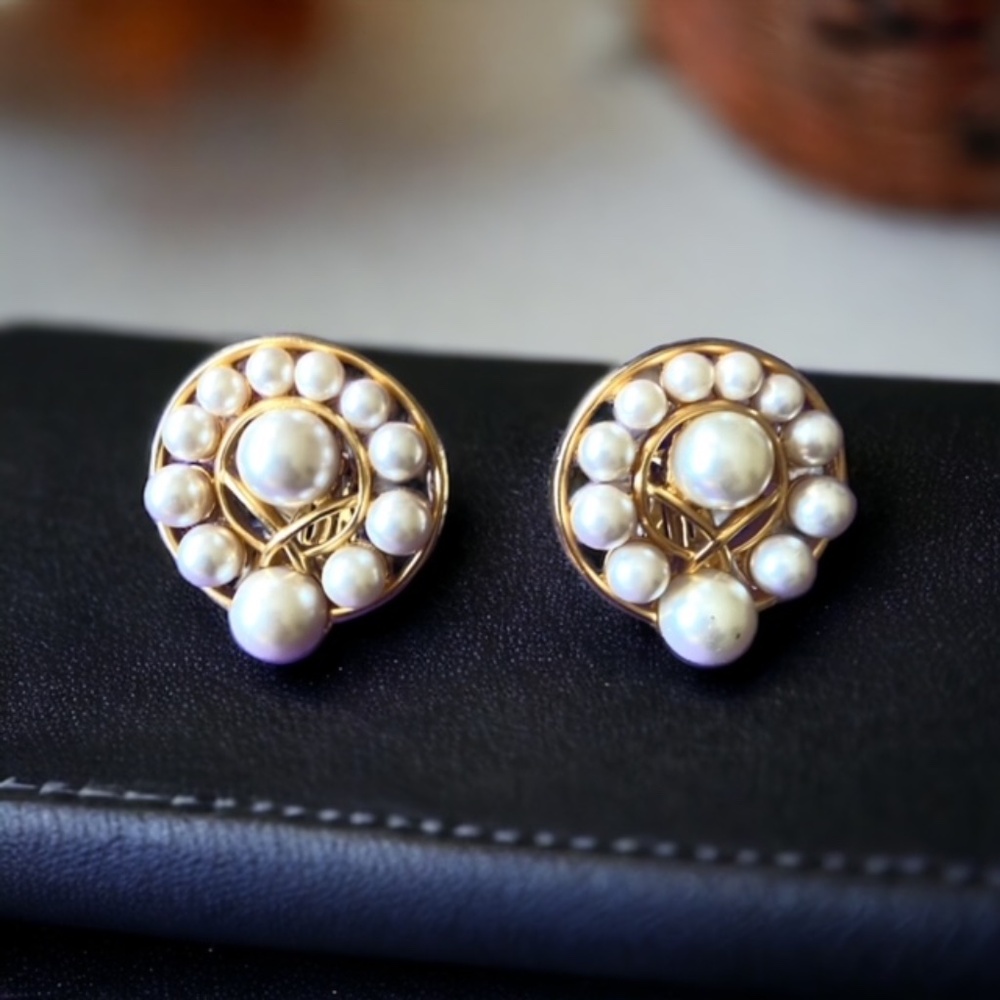 TARA Signed Vintage Gold Tone  Pearl Clip on Earrings from 1990's